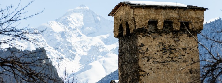 Das Skigebiet liegt in der Nähe des Orts Mestia.