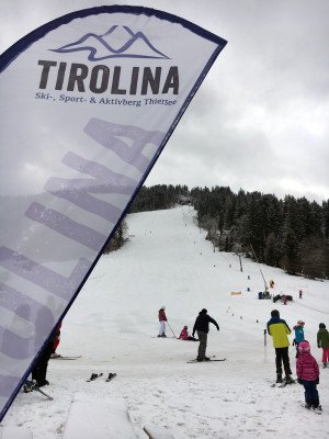 Ein Schlepplift bringt Wintersportler in Tirolina zu den Pisten.