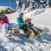 Nach dem Skifahren bietet sich eine lustige Schlittenfahrt mit der ganzen Familie an.