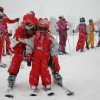 Kinder lernen im Piou-Piou-Club Skifahren.