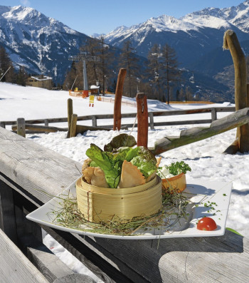 Unterhalb der Venet Gipfelhütte empfängt Sie die Zammer Alm mit lokalen Köstlichkeiten!