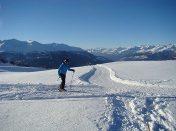 Schneeschuhtrail "Panoramaweg" mit herrlicher Aussicht aufs imposante Rhonetal. ©heidadorf.ch