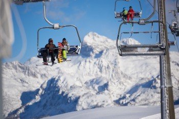 Von 9:00 - 16:00 Uhr befördern die Lifte im Skigebiet die Wintersportler. Die erste Gondel fährt bereit um 8:00 Uhr.