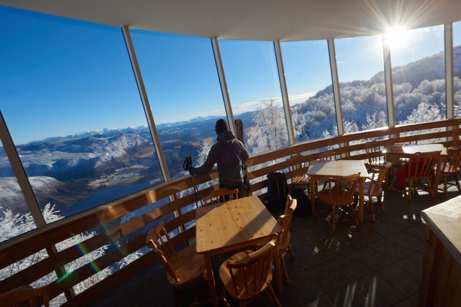 Die Glasfassade des Viharnik Restaurants ermöglicht einen grandiosen Rundumblick auf den Triglav Nationalpark.