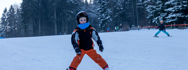 Am Übungshang können auch die Kleinen schon das Skifahren lernen.