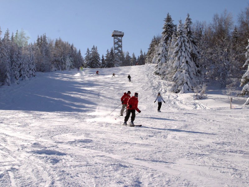 Klein, aber trotzdem nicht langweilig ist das Skigebiet Oberfrauenwald bei Waldkirchen.