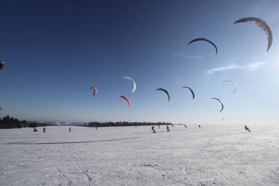 Dutzende Snowkiter versammeln sich im Skigebeit Wasserkuppe um die optimalen Windverhältnisse zu nutzen.