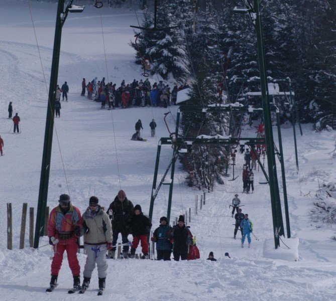 Der Ankerlift im Skigebiet Weißer Stein bei Hellenthal in der Eifel transportiert Wintersportler nach oben.