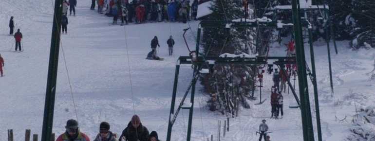 Der Ankerlift im Skigebiet Weißer Stein bei Hellenthal in der Eifel transportiert Wintersportler nach oben.