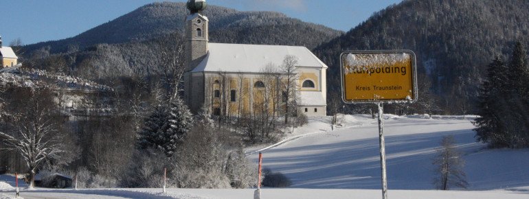 Verschneites Ruhpolding: Die Pfarrkirche St. Georg ist das Wahrzeichen des Ortes.