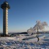 Der Ettelsbergturm markiert den höchsten Punkt des Skigebiets.