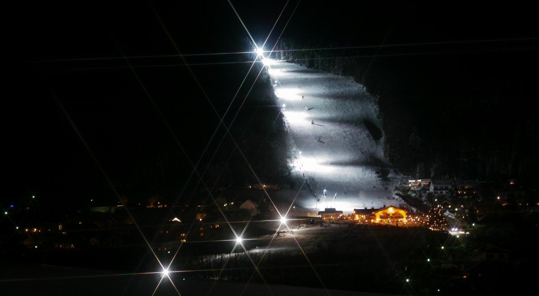 Abend kann man in Willingen nicht nur einkehren, sondern auch bei Flutlichtbetrieb noch einmal Skifahren.