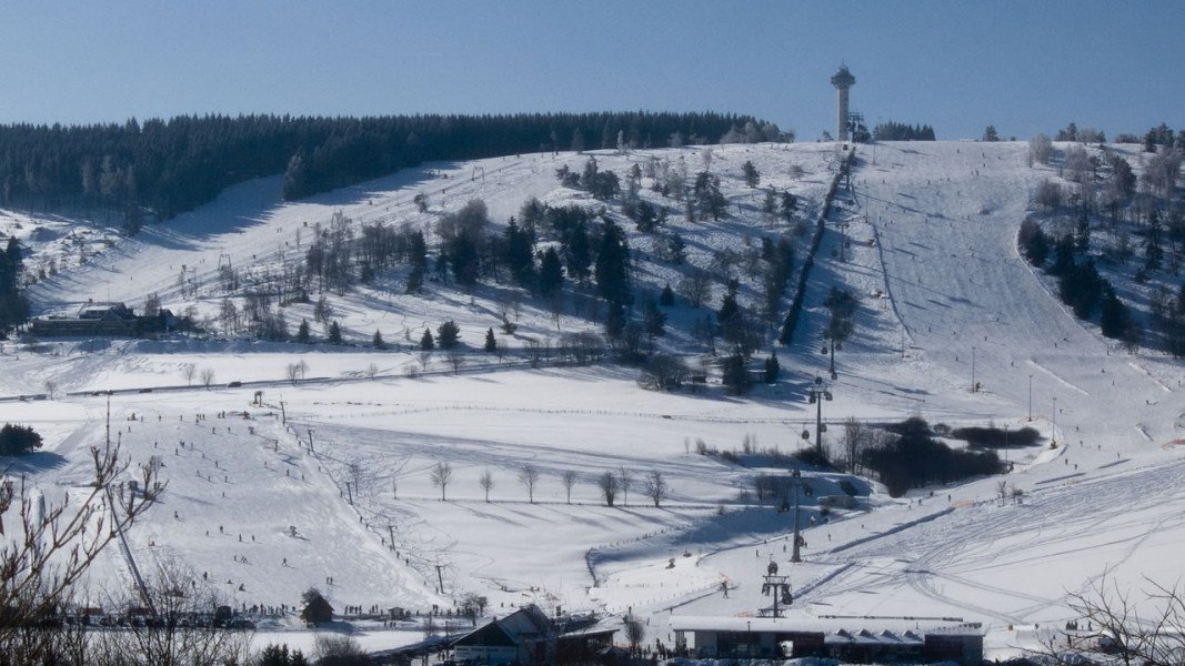 Winterliche Aussicht auf die Wilddieblifte und die Ettelsberg Seilbahn im Skigebiet Willingen im Sauerland.