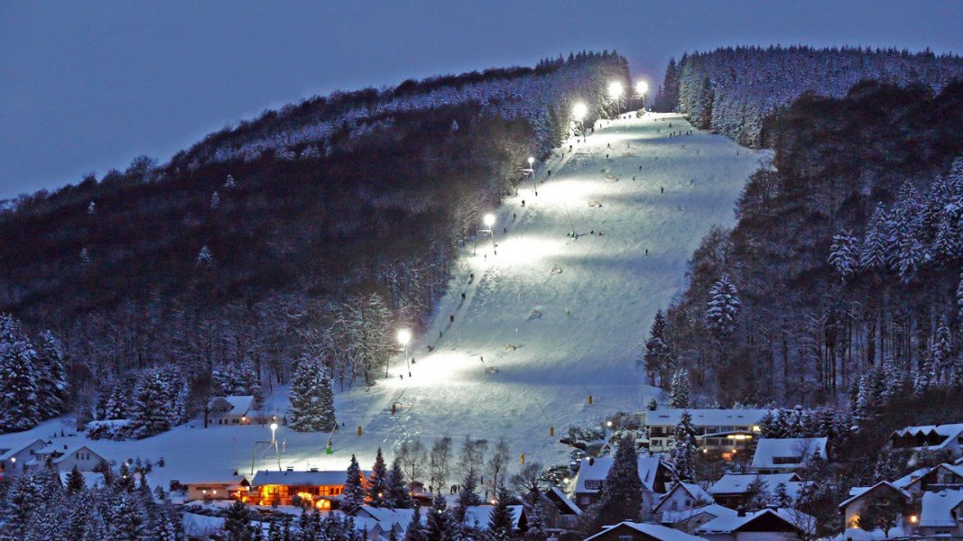 Dank Flutlicht kann man am Sonnenlift bis in die späten Abendstunden Skifahren.
