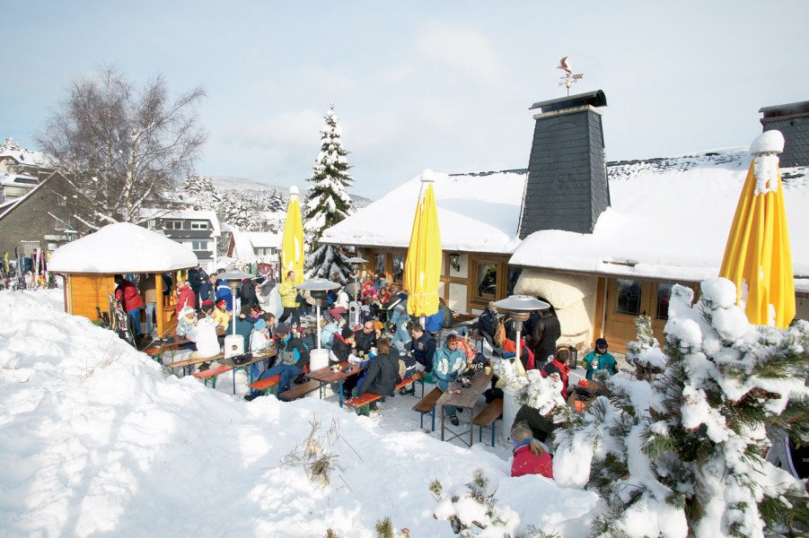Im Skigebiet trifft man auf einige Skihütten, so zum Beispiel die Vis á Vis Hütte direkt an der Piste am Sonnenlift.