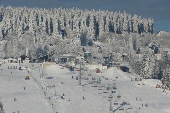 Gerade für Familien und Wintersportneulinge bietet sich das Skigebiet Postwiese in Neuastenberg wunderbar an.