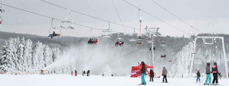 Der Panorama-Sessellift und ein Schlepplift transportieren die Wintersportler am Osthang.