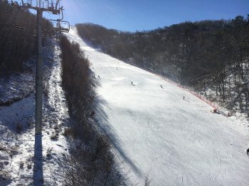 Etwas steiler sind die Pisten in der Red Zone im Skigebiet.