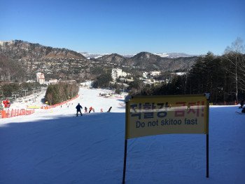 Überall im Skigebiet weisen Schilder daraufhin, auf seine Geschwindigkeit zu achten.
