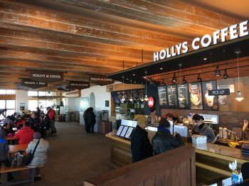 Hollys Coffee versprüht amerikanischen Flair in der Gipfelstation der Gondelbahn.