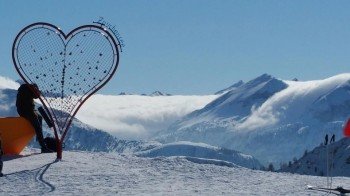 Eine tolle Idee des Zauchensee-Teams: Ein Herz für Verliebte vor einem grandiosen Panorama