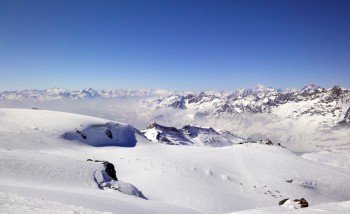 Blick vom Kleinmatterhorn auf die Schlepplifte am Theodulgletscher und die Grenze nach Italien am Testa Grigia