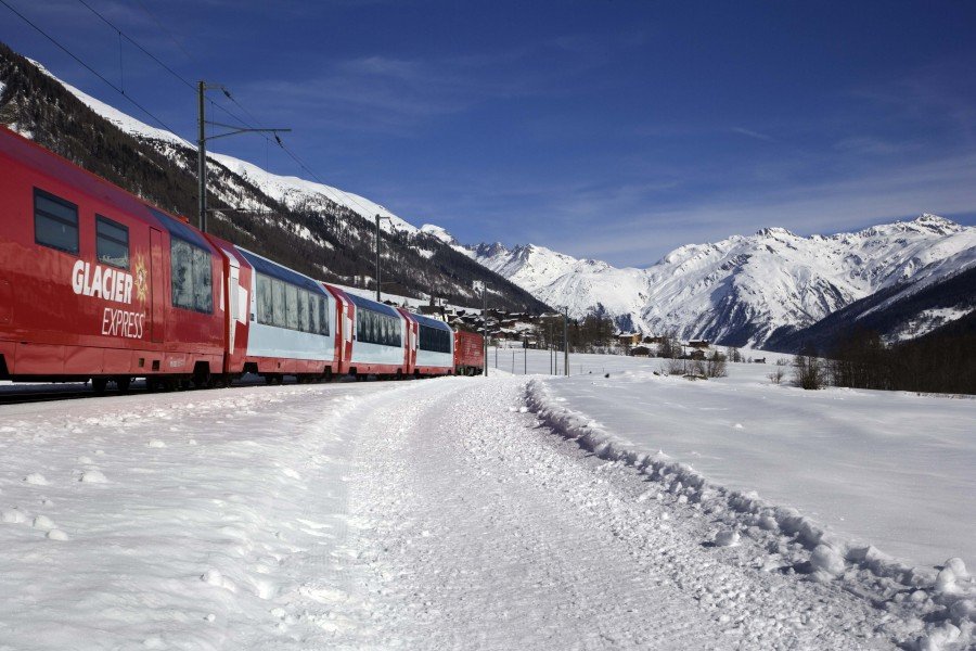 Die letzten Kilometer muss das Auto stehen gelassen werden: Mit dem Glacier Express von Täsch nach Zermatt
