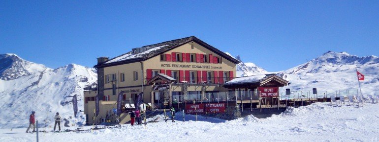 Es gibt zwar Hütten mit mehr Charme im Skigebiet, auf der Sonnenterasse des Restaurant Schwarzsee scheint das Matterhorn aber zum Greifen nah.