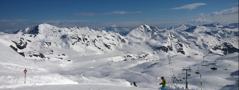 Am Übergangsjoch bieten sich immer wieder Möglichkeiten kurz in den Tiefschnee abzuzweigen