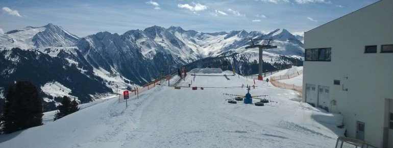 Gut versteckt hinter der Bergstation der Isskogelbahn: Übungsgelände mit Zauberteppich für kleine Kinder