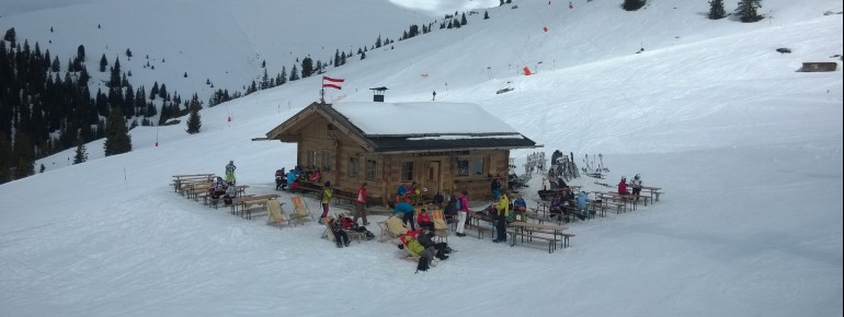 Einfach aber schön: Berghütte mit Sonnenterasse an der Bergstation des Fussalm-X-Press