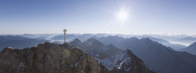 Von der Dachterrasse der Bergstation hat man einen tollen Rundumblick und sieht auch das goldene Gipfelkreuz der Zugspitze.