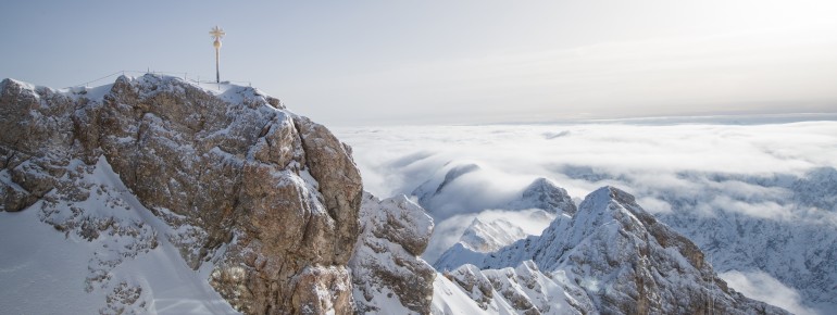 Von der Dachterrasse der Bergstation hat man einen tollen Rundumblick und sieht auch das goldene Gipfelkreuz der Zugspitze.