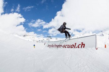 Eine der vielen Rails im Snowpark Scuol.