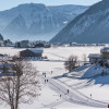Winterliche Aufnahme vom Dorf Achenkirch mit Blick auf die Dorfloipe.
