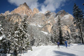 Langlaufen vor traumhafter Dolomiten-Kulisse - das ist im Südtiroler Alta Badia möglich.