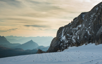 Im Oktober öffnen meist schon die ersten Loipen am Dachsteingletscher.