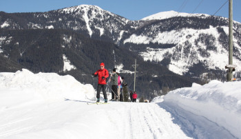 Eindrücke aus dem Langlaufgebiet Gosau im Salzkammergut. Auf dem Bild ist die Sportloipe zu sehen, auf der man den Gosaubach Staussee umrundet.
