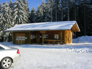 Skipflegehütte am Parkplatz. Am Wochenende eventl. geöffnet.