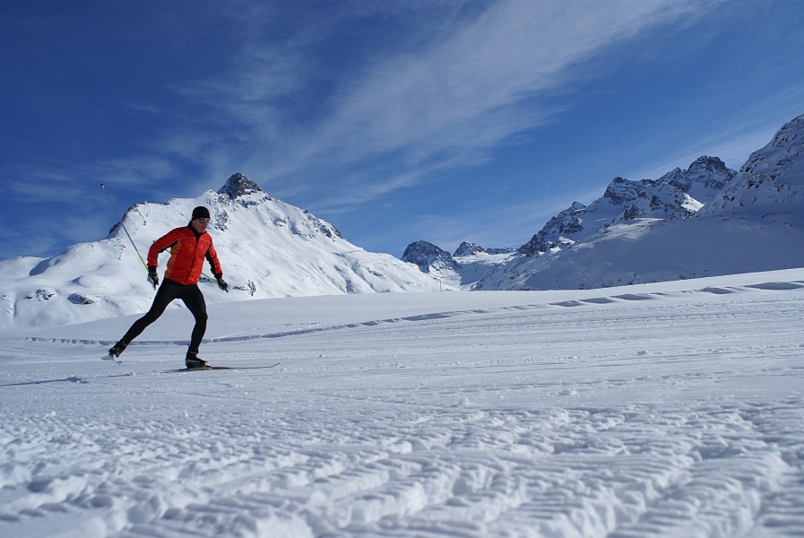 Tief verschneite Winterlandschaft beim Langlaufen in Ischgl.