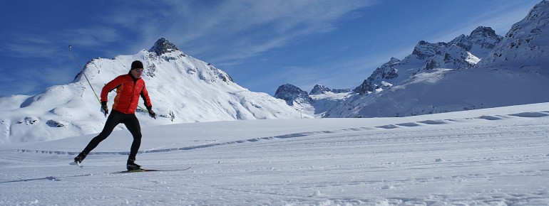 Tief verschneite Winterlandschaft beim Langlaufen in Ischgl.