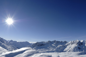 Auf der Höhenloipe genießt man ein tolles Panorama der Arlberger Bergwelt