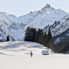 Strecken mit Blick auf verschneite Alpen