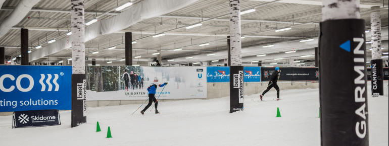 Die Loipe im Skidome ist für Skating und klassisch präpariert.
