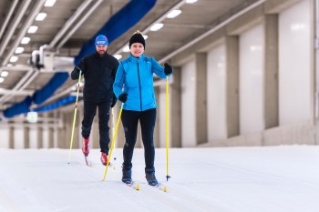 Freizeitsportler in der Skisport-HALLE