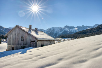 Winteraufnahme in Steinberg - im Hintergrund das Rofangebirge