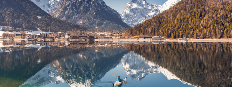 ein Kajak - unterwegs am Achensee - Blick auf Pertisau