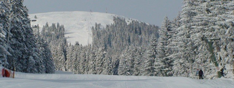 Skipiste bei der Hütte frisch präpariert