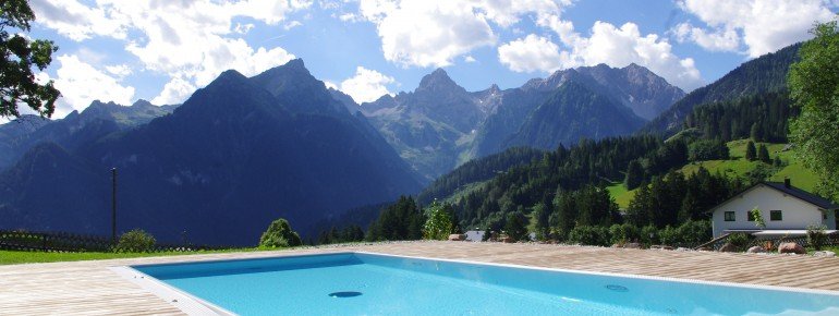 Beheizter Außenpool mit Ausblick Bergkulisse Zimba