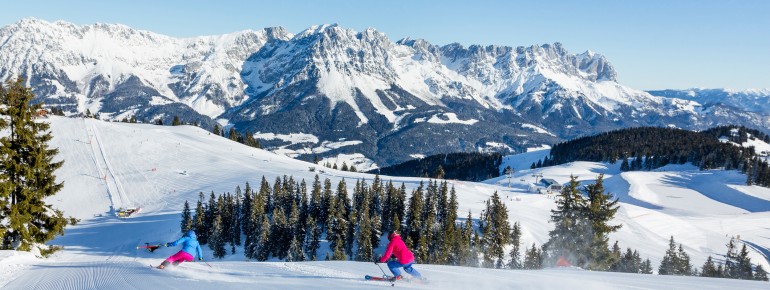 Skifahren mit Blick auf das Bergmassiv Wilder Kaiser